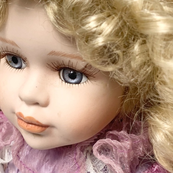 👧🏰🐴Vintage Porcelain doll. - Picture 12 of 16